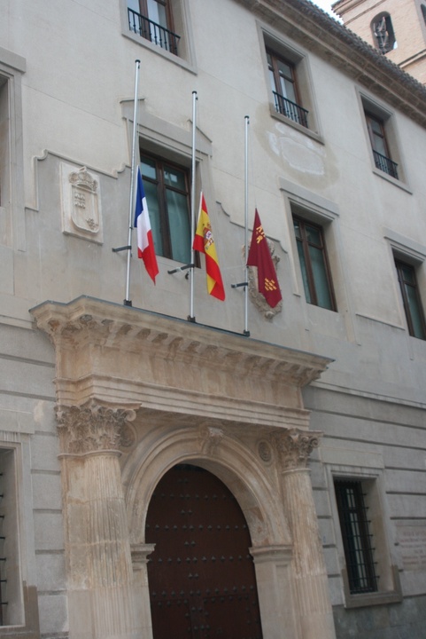 Banderas a media asta en el Palacio de San Esteban (1)