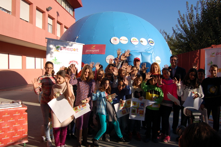 Comunidad y Proexport llevan a los colegios la 'Frutoteca' para concienciar a los alumnos de la importancia de comer fruta y verdura / 1