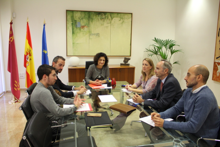 La consejera de Presidencia (c), María Dolores Pagán, en la reunión con el presidente de la Coordinadora de ONG, Moisés Navarro (1i), y el presidente del centro Unesco de Murcia, Pablo Reverte (2d).