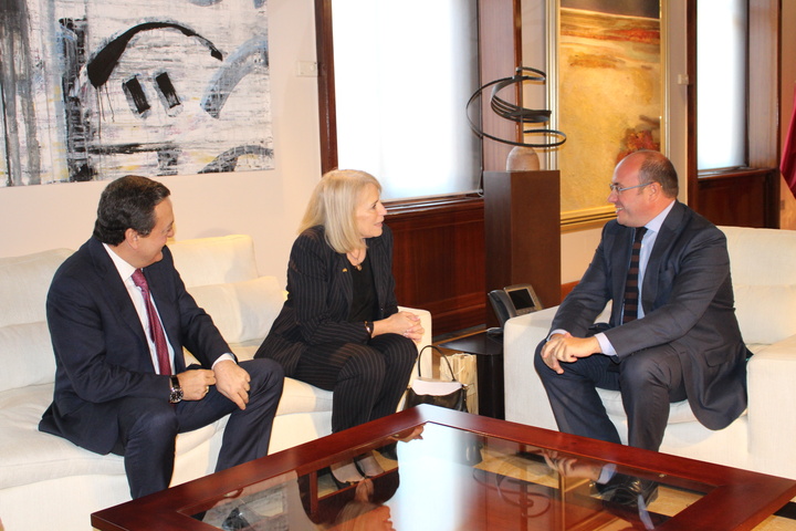 El presidente de la Comunidad recibe a la embajadora de Australia