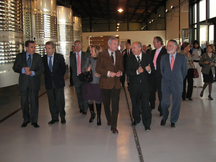 El presidente de la Comunidad visitó las nuevas instalaciones de la bodeha Hacienda El Carche de Jumilla