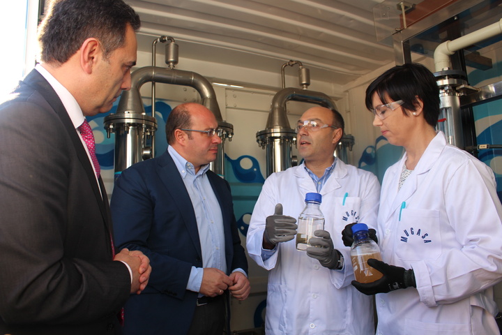 El presidente de la Comunidad visita a la empresa Destilerías Muñoz Gálvez. III