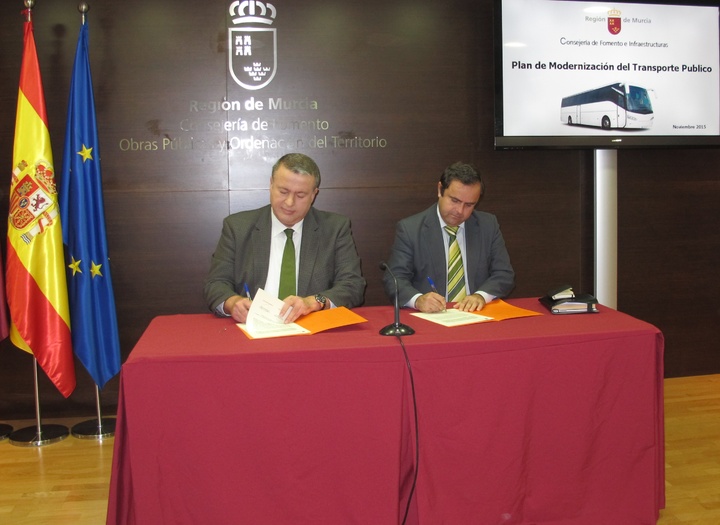 Fomento y Alsa Firma de la primera renovación de concesiones de transporte de autobús