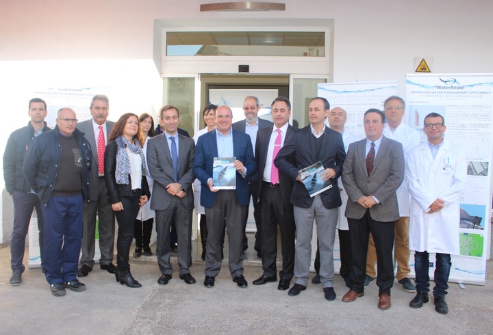 El presidente de la Comunidad visita a la empresa Destilerías Muñoz Gálvez