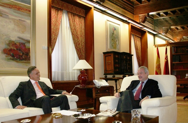 Ramón Luis Valcárcel recibe al nuevo alcalde de Ceutí, Pascual Lorente.
