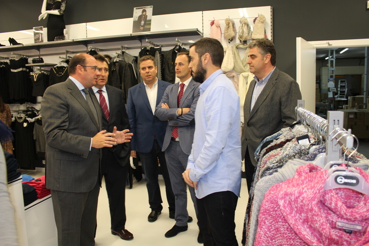 El presidente de la Comunidad visita la empresa Liwe (3)