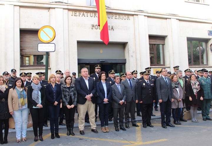 El presidente de la Comunidad, Pedro Antonio Sánchez, participó hoy en el minuto de silencio que se convocó en señal de condolencia por la muerte de dos agentes del Cuerpo Nacional de Policía en el atentado en la Embajada Española en Kabul