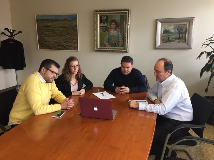 El director general Fulgencio Pérez se reúne con la empresa Agromarketing para la Organización del congreso Fruta de hueso en Murcia