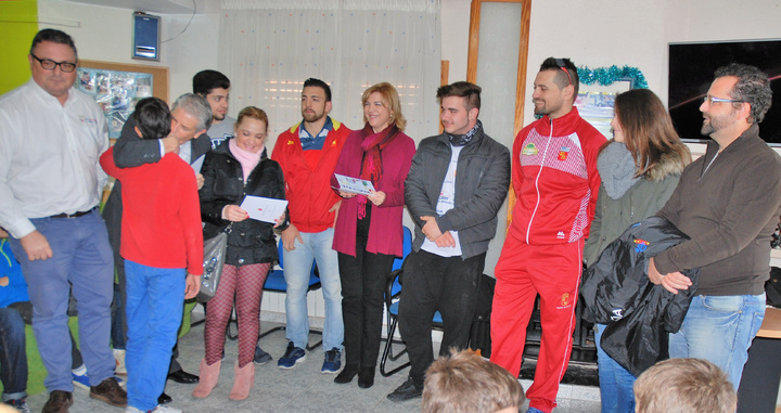 Entrega de juguetes en el centro de menores de la Albatalía