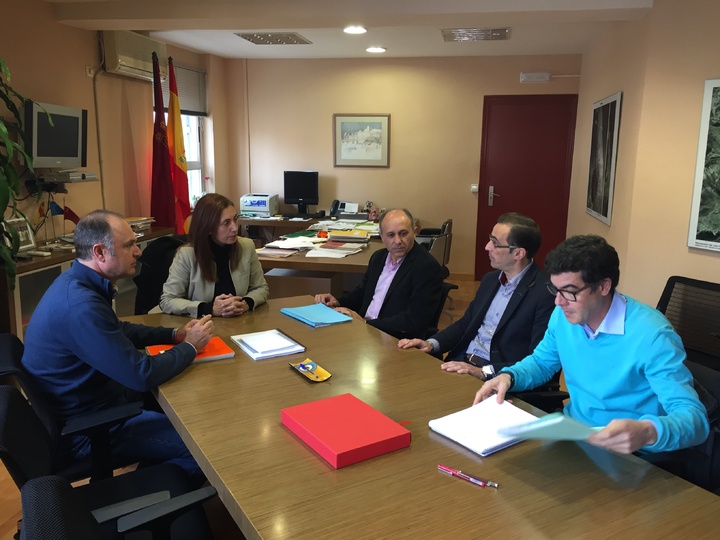 La directora general, Encarna Molina, junto al gerente de Consorcio de residuos, Gregorio Morales, y el alcalde de Ulea, Víctor Manuel López, durante la reunión mantenida esta mañana