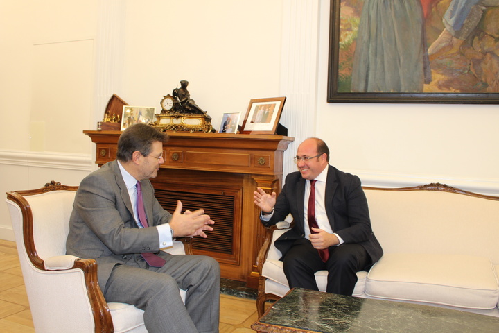 Reunión del presidente de la Comunidad con el ministro de Justicia en funciones, Rafael Catalá