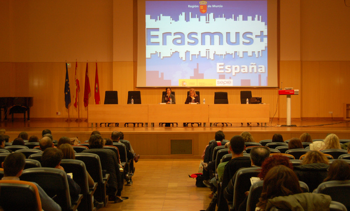 La Consejería pretende incrementar este curso la participación en 'Erasmus+' a más de cien centros y a mil alumnos potenciales