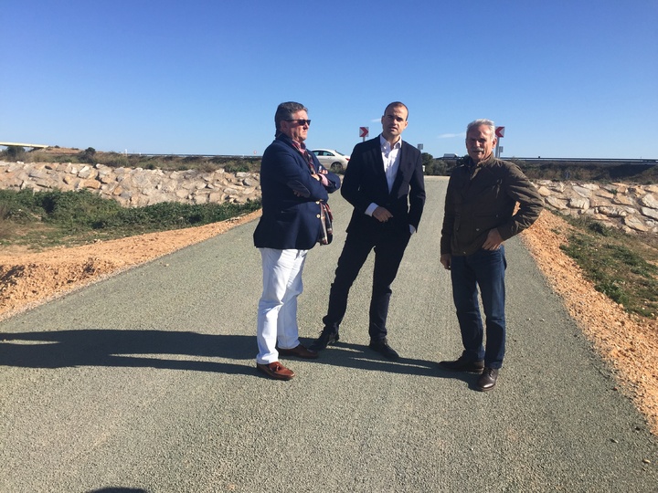 Federico García Izquierdo visita el camino rural Torre Mochuelas en Los Alcázares tras las obras de mejora