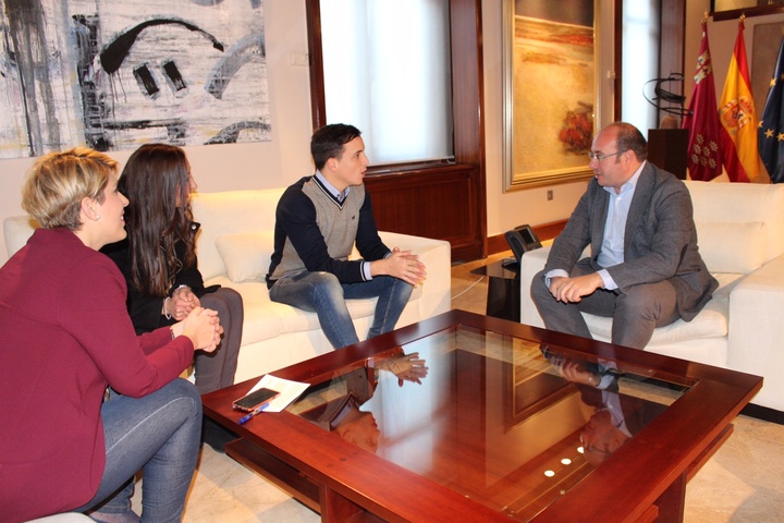 El presidente de la Comunidad recibe al cantante murciano Xuso Jones