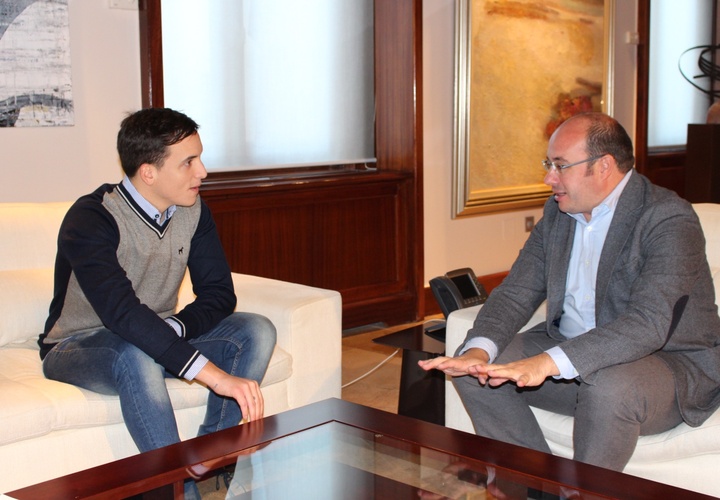 El presidente de la Comunidad recibe al cantante murciano Xuso Jones