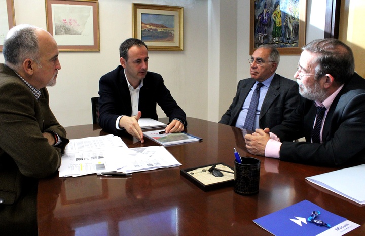 El director del Instituto de Fomento, Javier Celdrán, durante el encuentro con los presidentes de la Asociación Murciana de Empresas del Sector de las Tecnologías de la Información, de las Comunicaciones y del Audiovisual (Timur), José Carmona, y del Centro Tecnológico de las Tecnologías de la Información y la Comunicación (Centic), Manuel García