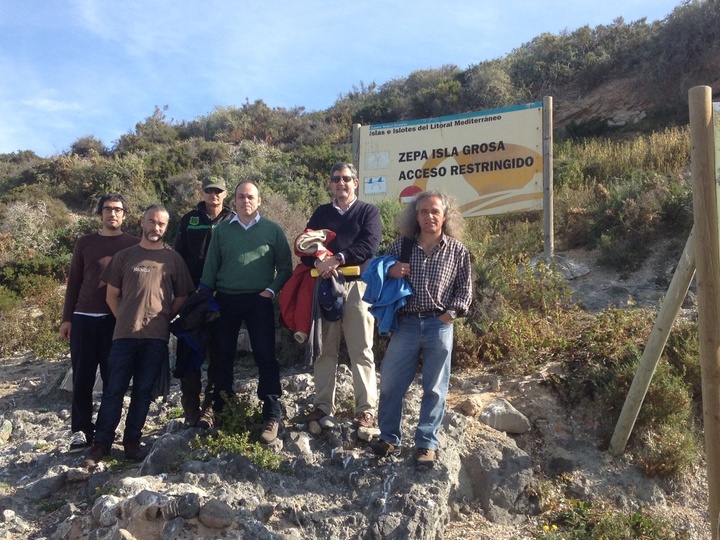 Miembros de la Oficina de Impulso Socioeconómico del Medio Ambiente y de la Asociación de Naturalistas del Sureste (ANSE) en Isla Grosa