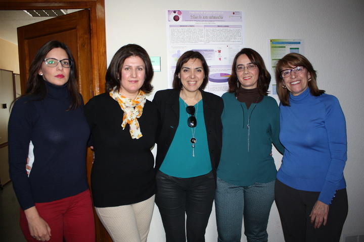 La consejera de Sanidad, Encarna Guillén, junto al equipo de enfermeras premiadas por su trabajo