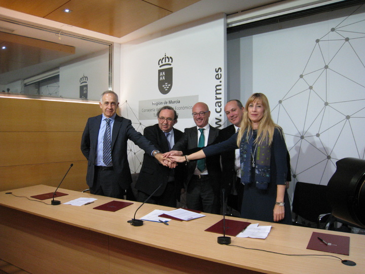 Firma de la prórroga del convenio sobre la Cátedra de Responsabilidad Social Corporativa que se lleva a cabo en la UMU, Universidad de Murcia