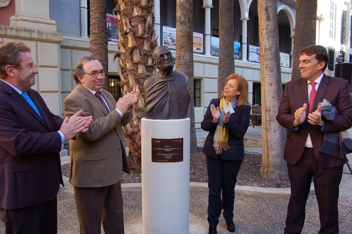Inauguración del busto conmemorativo al primer rector de la Universidad de Murcia, José Loustau