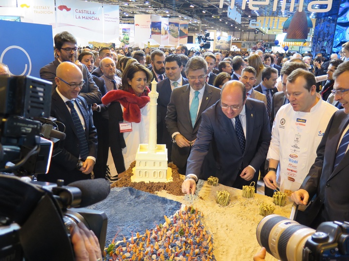 El presidente Pedro Antonio Sánchez con el cocinero Pablo González en el stand de la Región en Fitur
