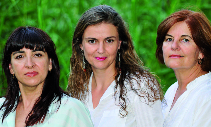 Las escritoras Encarna Carrillo (i), María José Benito (c) e Isabel Buendía se encontrarán este jueves con los lectores de la Región