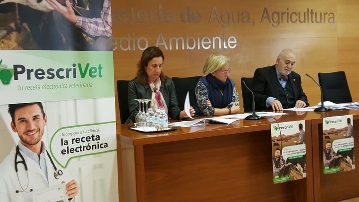 Adela Martínez-Cachá presenta la receta electrónica para prescripción veterinaria