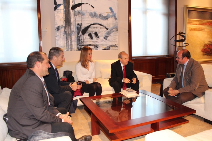 FOTOS / El presidente de la Comunidad, Pedro Antonio Sánchez, recibe al director y parte del equipo directivo del Instituto de Enseñanza Secundaria Alfonso X 'El Sabio'. II