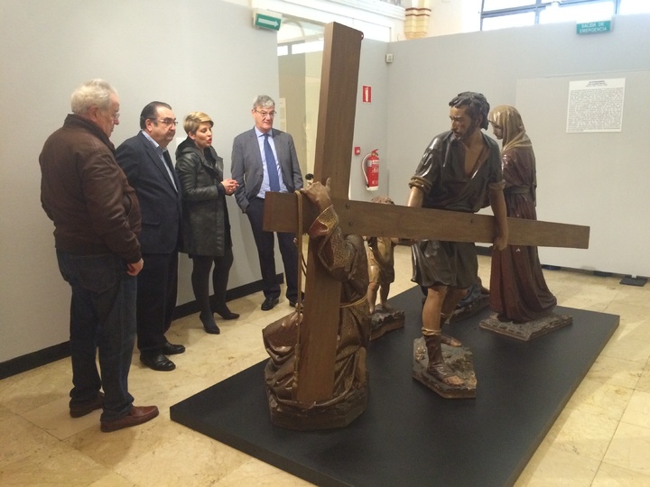 Noelia Arroyo visita a la exposición 'Lazos de Sangre' para conocer la historia y el patrimonio de la cofradía de 'los coloraos'. II