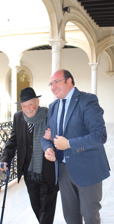 El presidente de la Comunidad recibe al 'tío Juan Rita', trovero murciano que la próxima semana cumple 104 años. II