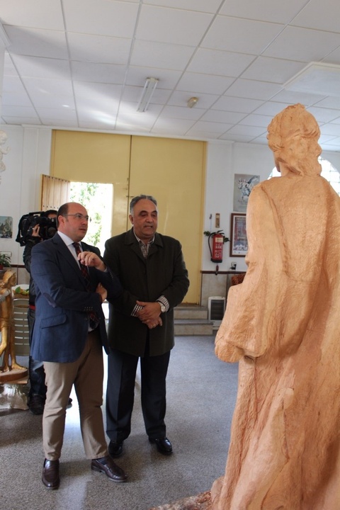 El presidente de la Comunidad, Pedro Antonio Sánchez, visitó hoy el taller del escultor murciano Hernández Navarro (2)