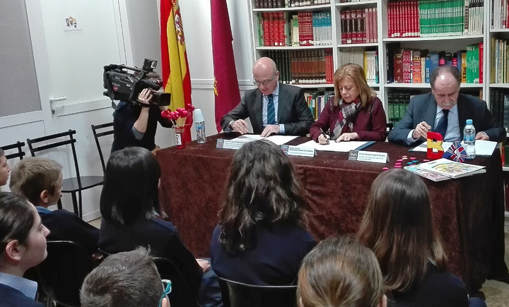 Convenio para programas 'Empresa Joven Europea' y 'Emprender en Mi Escuela'