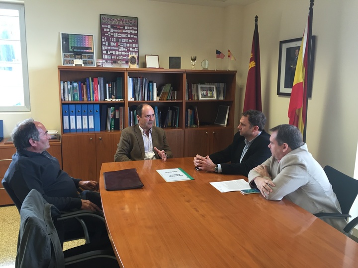 Reunión entre Fulgencio Pérez y ASAJA (Asociación Agraria de Jóvenes Agricultores) para informar de la retirada hortofrutícola