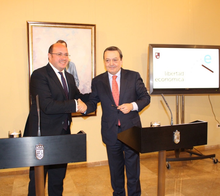 El presidente de la Comunidad y el presidente de Croem, Confederación Regional de Organizaciones Empresariales de Murcia, firman un convenio de colaboración en materia de simplificación administrativa