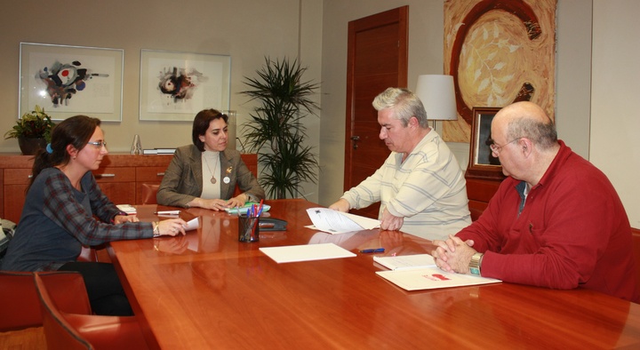 La consejera de Sanidad se reúne con Avite