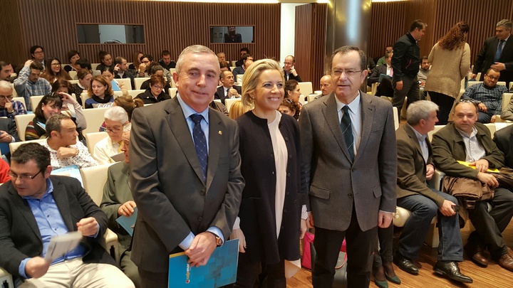 la consejera con el director de negocio de Cajamarca, Diego González Alarcón  (izquierda) y el presidente del Centro Tecnológico Nacional de la Conserva, José  García Gómez  (derecha)