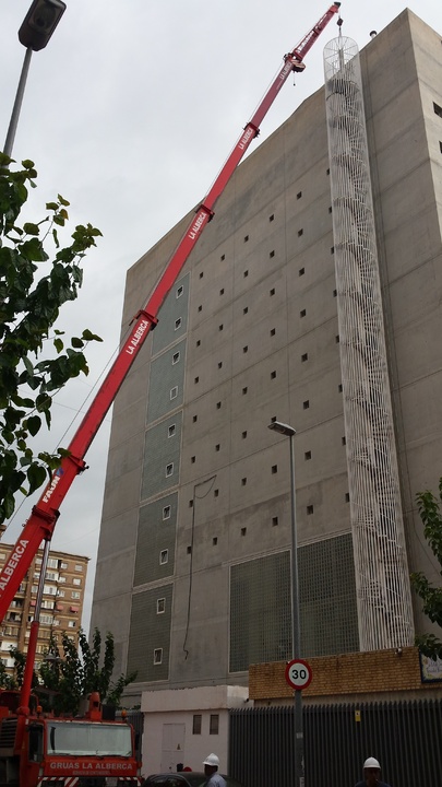 Retirada de la antigua escalera de evacuación de la consejería de Educación y Universidades