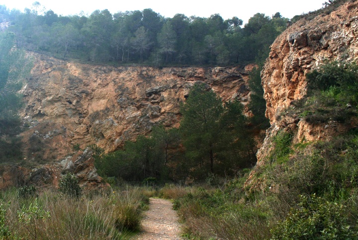 Ruta que discurre por una antigua cantera en el Parque Regional El Valle y Carrascoy