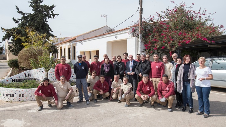 El presidente de la Comunidad visitó hoy la Asociación Colectivo 'La Huertecica'