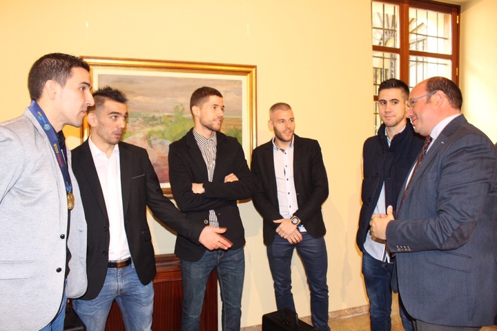 El presidente de la Comunidad recibe a los cinco jugadores de 'ElPozo Murcia Fútbol Sala' que el pasado sábado se proclamaron campeones de Europa con la selección nacional (1)
