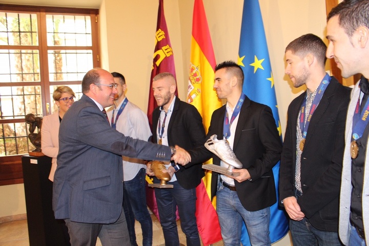 El presidente de la Comunidad recibe a los cinco jugadores de 'ElPozo Murcia Fútbol Sala' que el pasado sábado se proclamaron campeones de Europa con la selección nacional (2)