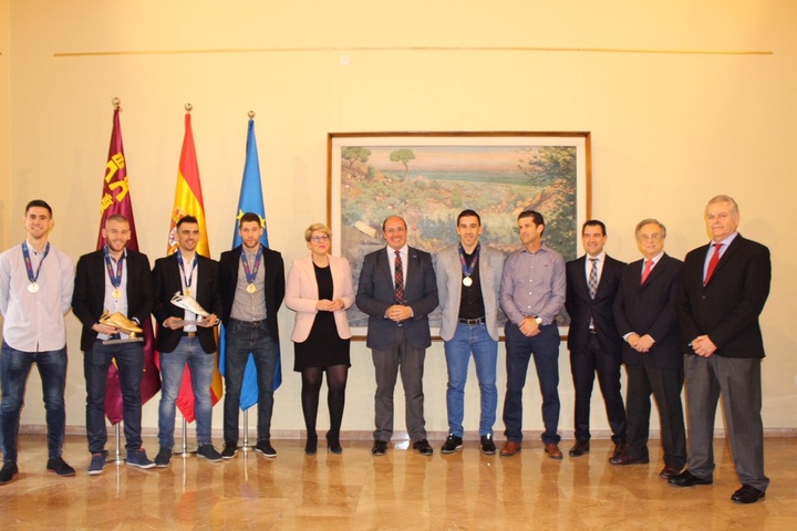 El presidente de la Comunidad recibe a los cinco jugadores de 'ElPozo Murcia Fútbol Sala' que el pasado sábado se proclamaron campeones de Europa con la selección nacional (3)