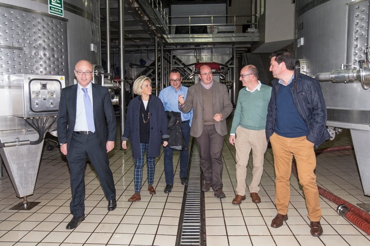 El presidente de la Comunidad, Pedro Antonio Sánchez, ha visitado las bodegas 'Juan Gil'