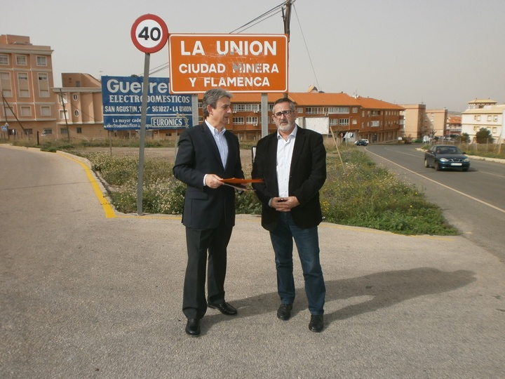 El director general de Carreteras, José Antonio Fernández Lladó, con el alcalde de La Unión, Pedro López, en el espacio donde se proyecta la construcción de la rotonda que mejorará la conexión de La Unión con El Llano del Beal