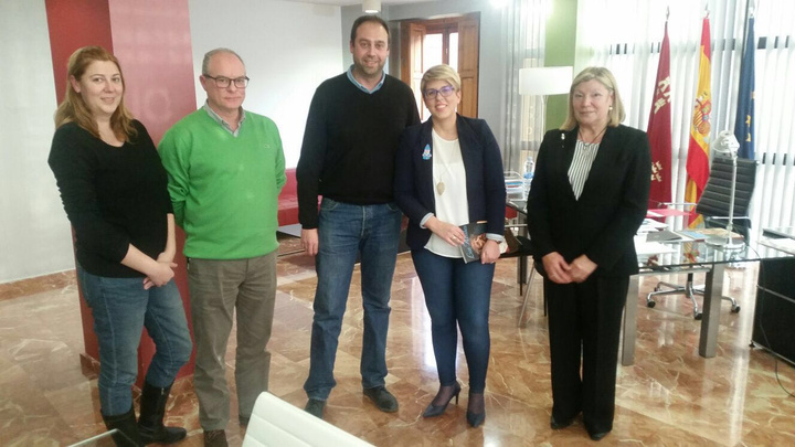 La consejera de Cultura, Noelia Arroyo, se reúne con los miembros de la directiva de la Cofradía del Amparo de Murcia