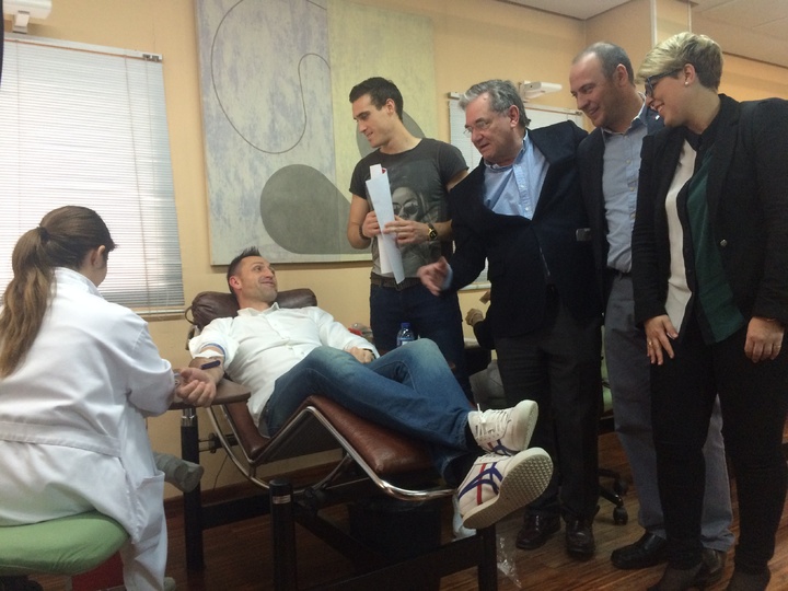 el entrenador del Real Murcia, José Manuel Aira, donando sangre
