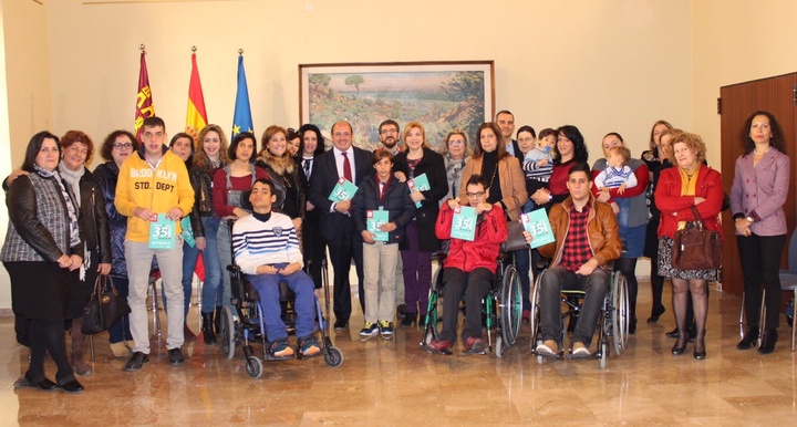 El presidente de la Comunidad recibe a la presidenta de Astrapace y a un grupo de personas de esta asociación