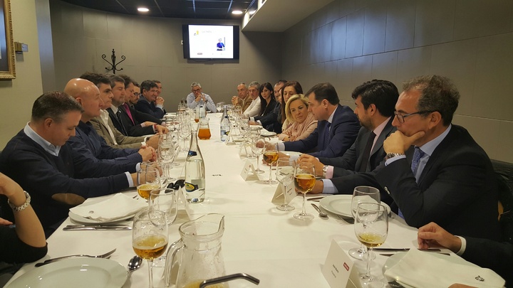 La consejera comparte un almuerzo de trabajo con la asociación de promotores de la región de Murcia para abordar asuntos medioambientales