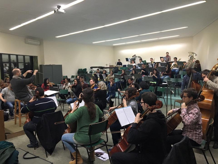 Los miembros de la Orquesta Sinfónica de la UCAM, durante uno de los recientes ensayos realizados.