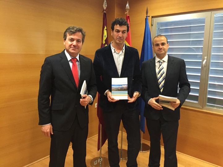 Federico García Izquierdo presenta un libro sobre la riqueza de los espacios naturales de la Región